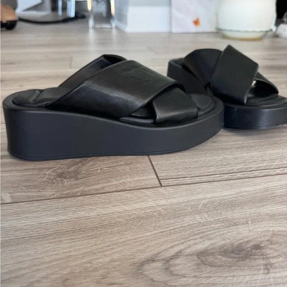 L’Intervalle Black Platform Slides - Picture 3 of 8